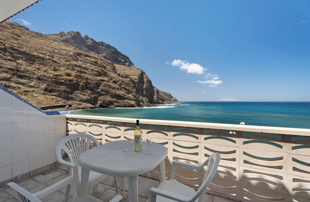 Apartamento 'Playa Azul - 8' con vistas al mar, terraza privada y Wi-Fi