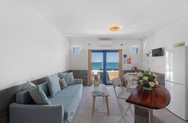 Apartamento 'Playa Azul - 4' con vistas al mar, Wi-Fi y aire acondicionado