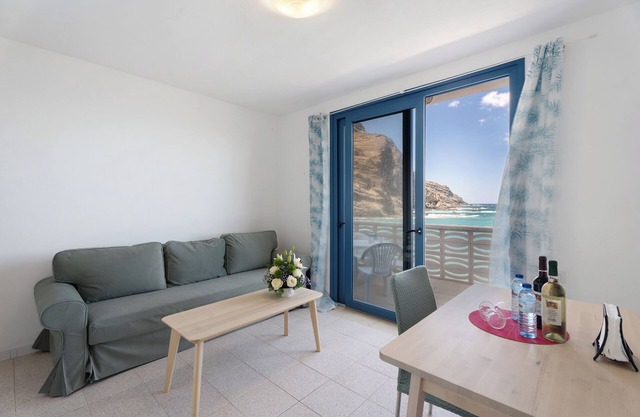 Apartamento 'Playa Azul - 9' con vistas al mar, terraza privada y Wi-Fi