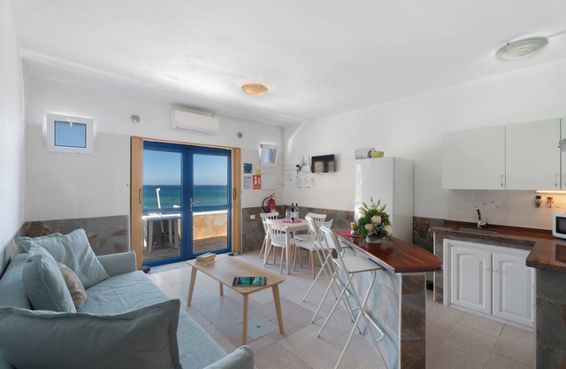 Apartamento 'Playa Azul - 3' con vistas al mar, Wi-Fi y aire acondicionado