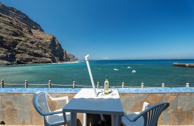 Apartamento 'Playa Azul - 2' con vistas al mar, Wi-Fi y aire acondicionado