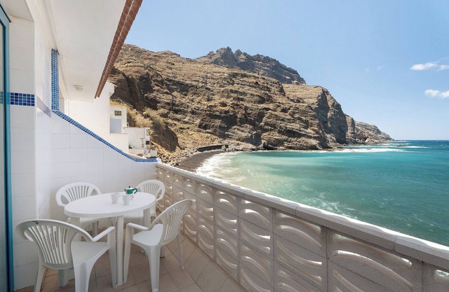 Apartamento 'Playa Azul - 7' con vistas al mar, terraza privada y Wi-Fi