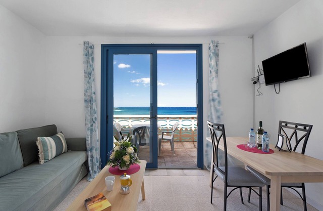 Apartamento 'Playa Azul - 10' con vistas al mar, terraza privada y Wi-Fi