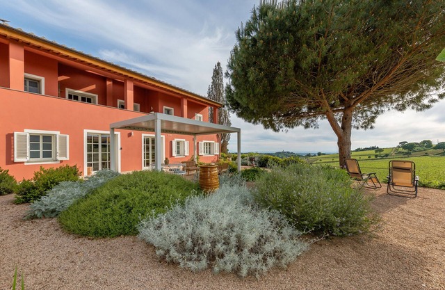 Apartamento 'Podere Terraviva - Apt Ginestra' con vistas al mar, piscina comunitaria y Wi-Fi