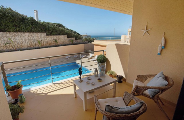 Apartamento 'Praia Areia Branca' con vistas al mar, piscina compartida y Wi-Fi