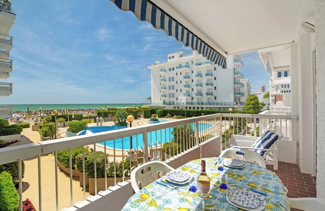 Apartamento 'Relaxing' con vistas al mar, piscina compartida y Wi-Fi