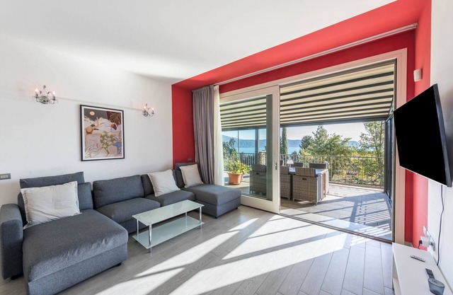 Apartamento 'Residence Virgilio Red' con vistas al lago, Wi-Fi y aire acondicionado