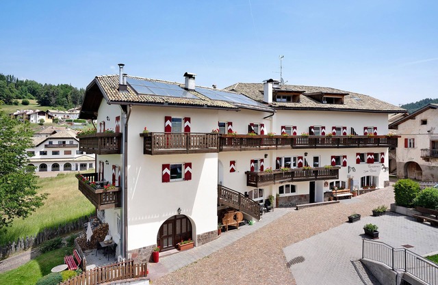 'Roessl Apartment 205' con vistas a la montaña, piscina compartida y Wi-Fi