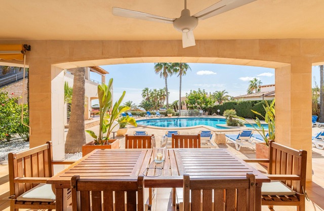 Apartamento 'Residencial Planta Baja Cerca Playa' con vistas al mar, Wi-Fi y aire acondicionado.