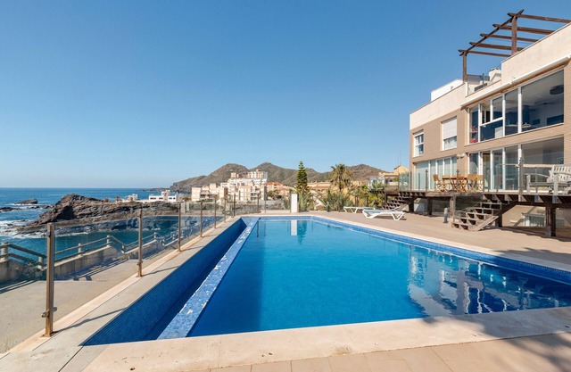 Apartamento 'Rocamar' con vistas al mar, Wi-Fi y aire acondicionado