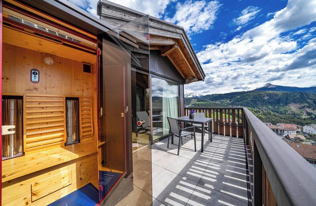 Apartamento "Schwarzhorn": Vistas a la montaña, sauna de infrarrojos y bañera de pie.