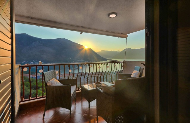 El apartamento con vistas al mar tiene 70 metros cuadrados con un diseño moderno y una vista impresionante.