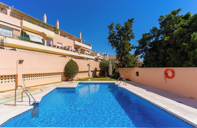 Apartamento 'Vistas al mar - 2 dormitorios' con piscina compartida, Wi-Fi y aire acondicionado.
