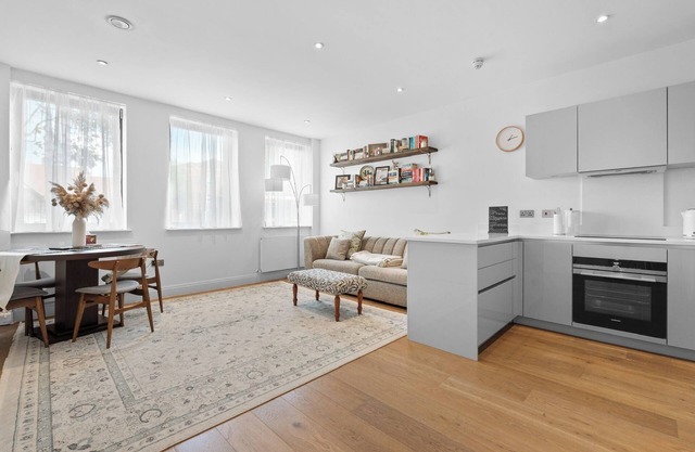 Apartment - Sleeps 2 - Parking - Great Location