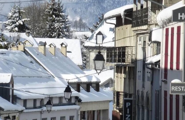 Apartment sleeps 8 with parking and WIFI, near the center of Barèges