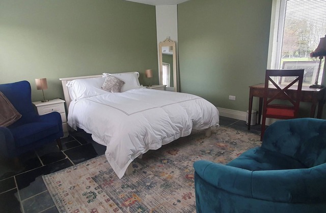 Apartment-Sleeps2-Parking-Garden-Patio