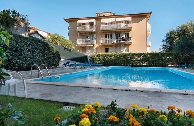 Apartamento 'Sole E Mare' con piscina compartida, terraza privada y jardín privado