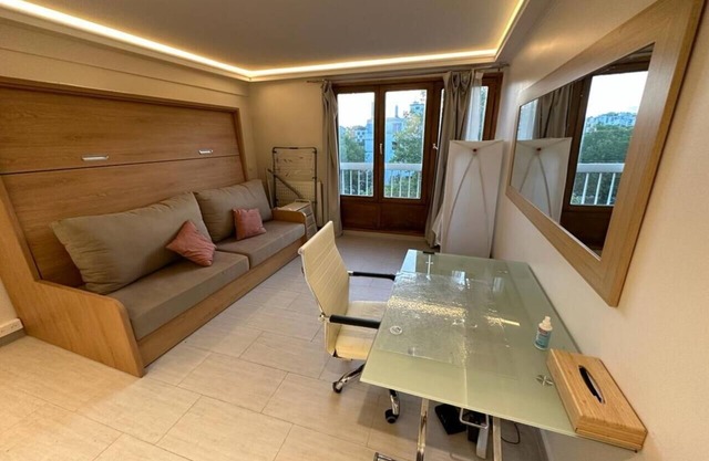 Apartment 'Studio Terrasse 60m2 Vue Sur Paris' with Private Terrace and Wi-Fi