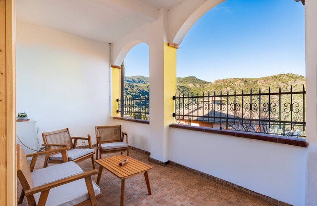 Apartamento 'Su Nurassolu Ussassai' con vistas a la montaña, terraza privada y Wi-Fi