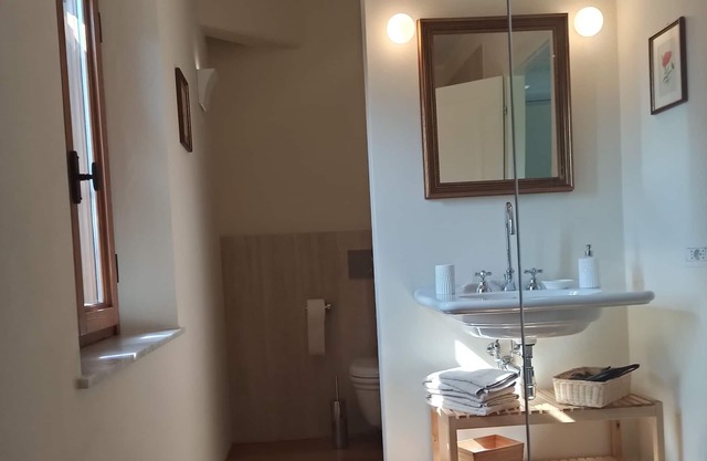 Apartamento en villa rural con parque de árboles seculares a 800 metros del mar.