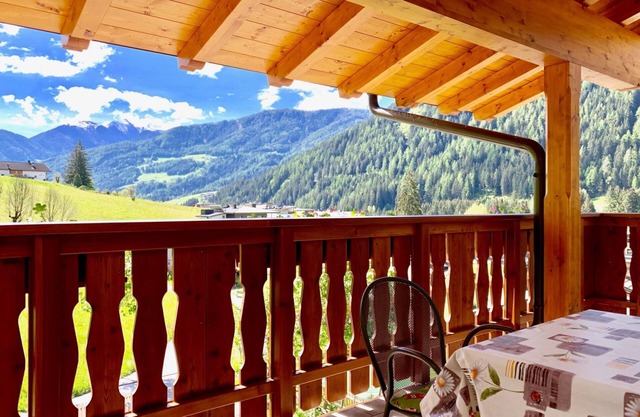 Apartamento 'Sunny' con vistas a la montaña, piscina compartida y Wi-Fi