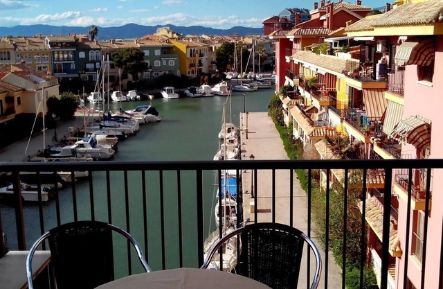 Apartamento 'Sun sea and culture in Valencia' con vistas al mar, piscina, Wi-Fi, A/A y terraza