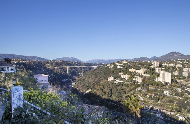 Apartment T3 air-conditioned on one level on the heights of Nice