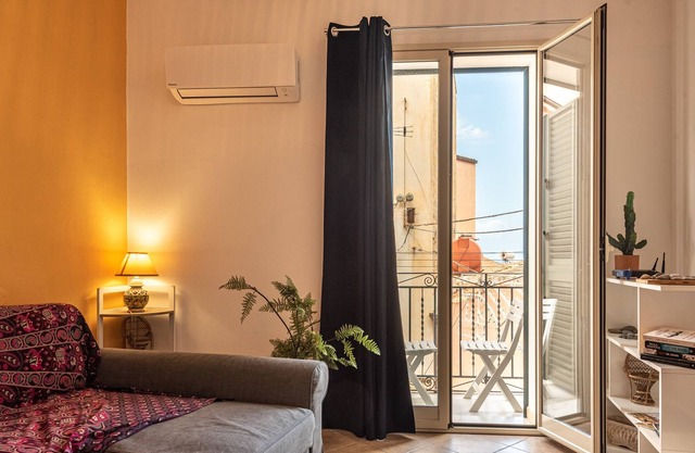 Apartment 'The Village House' with Balcony, Wi-Fi and Air Conditioning