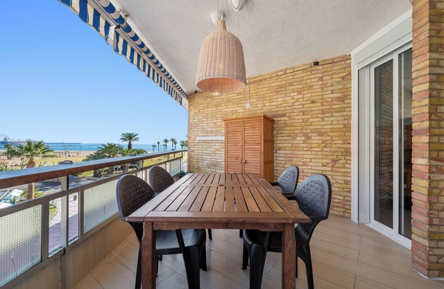 Apartamento 'Tirreno 304' con vistas al mar, terraza privada y Wi-Fi