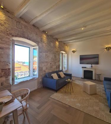 Apartment Tomazina (seaview,central, heritage)