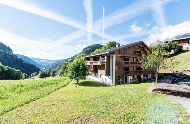 Apartment 'Ty Aravis' with Mountain View and Balcony