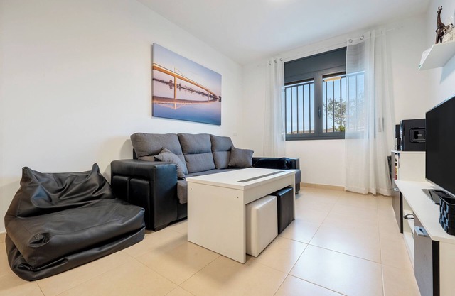 Apartamento 'Viudelta' con vistas a la montaña, piscina privada, aire acondicionado y Wi-Fi