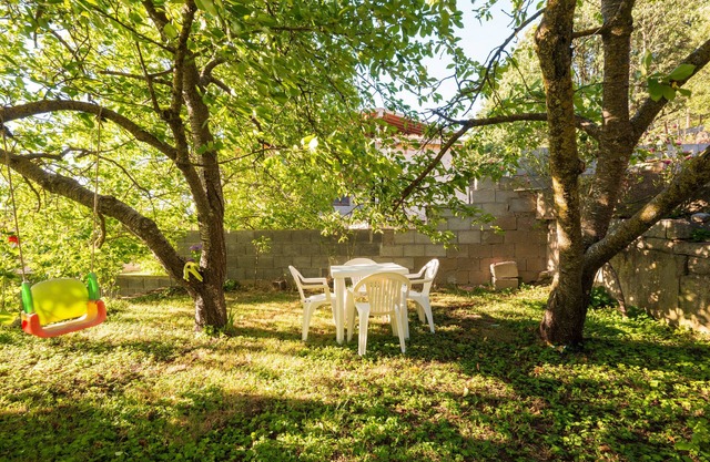 Apartamento 'Villanova' con vistas a la montaña y jardín privado