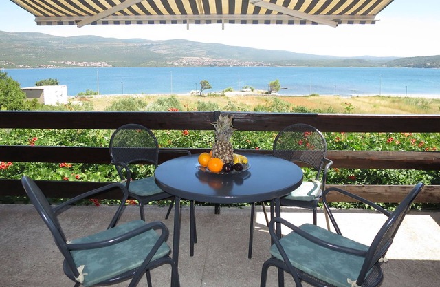 Apartamento Vesna by Interhome