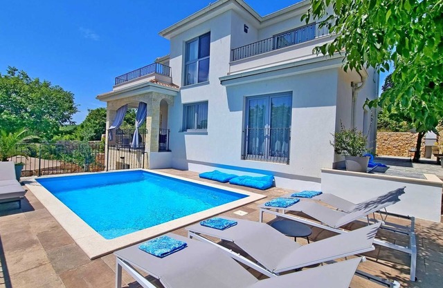 Apartamento VIKTORIJA con piscina privada