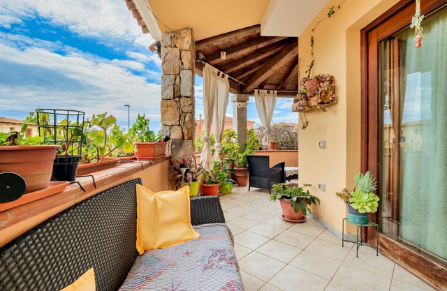 Apartamento 'Villa Bouganville' con vistas al mar, jardín y aire acondicionado