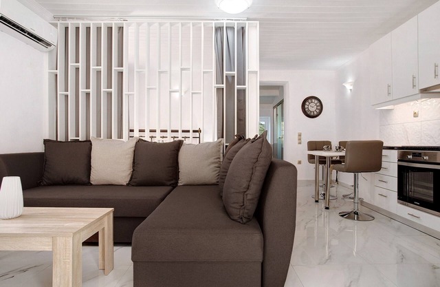 Apartamento "Villa Drosia" con vistas al mar, jardín privado y Wi-Fi