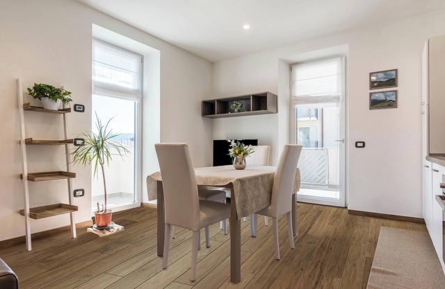Apartamento "Villa Vacanze Pink Lady" con vistas a la montaña, terraza privada y jardín compartido