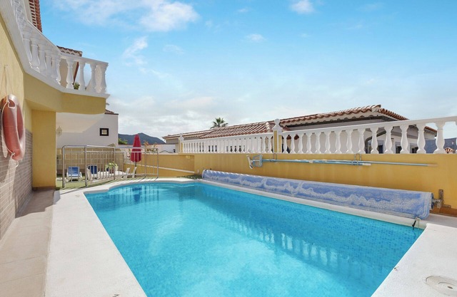 Apartamento Villasol que admite mascotas, con piscina, Wi-Fi, terraza, vistas a la montaña y al mar