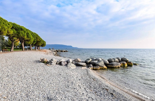Apartment "Vista Lago" with Lake Views, Wi-Fi, Private Terrace & Garden; Parking Available