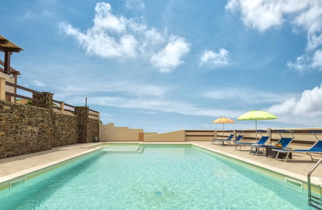Apartamento "Vista Mare" con vistas al mar, piscina, Wi-Fi, jardín y terraza