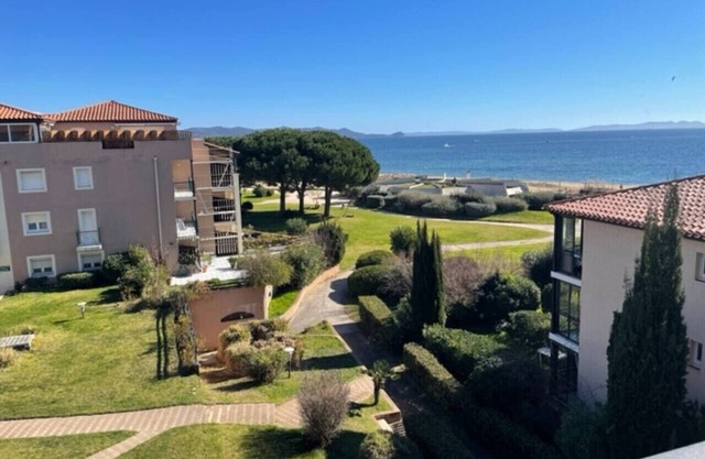 Apartment with sea view in private residence