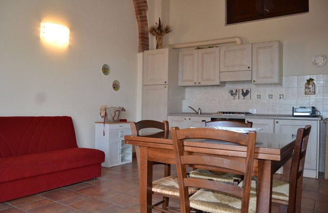 APARTAMENTO con jardín privado en pueblo medieval cerca del mar,