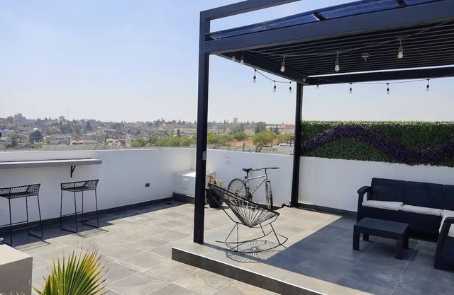 ¡Departamento con terraza privada y lago!