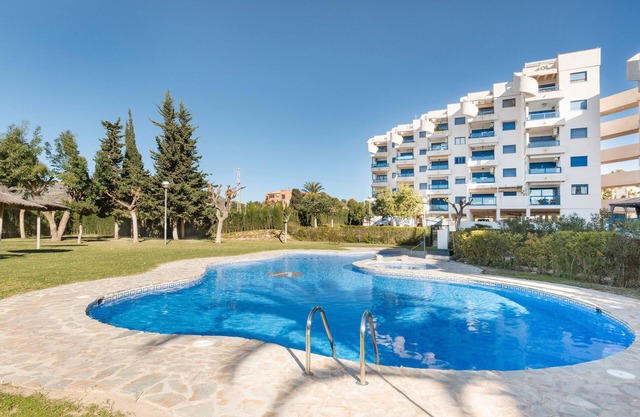 Apartamento 'Pueblo Blanco y Azul' con vistas al mar, piscina compartida y aire acondicionado.
