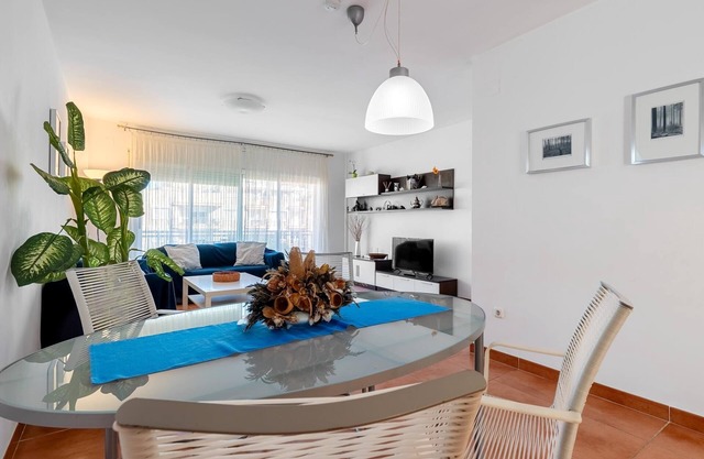 Apartamento con piscina y vistas mar a 200m playa
