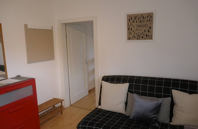 Apartamento con 2 dormitorios y acceso a baño compartido.