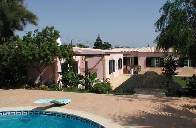 Apartamento de 2 dormitorios en una hermosa parcela con piscina cerca del mar.