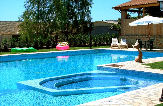 Apartamento con 2 habitaciones, porche a la entrada y jardín, aire acondicionado
