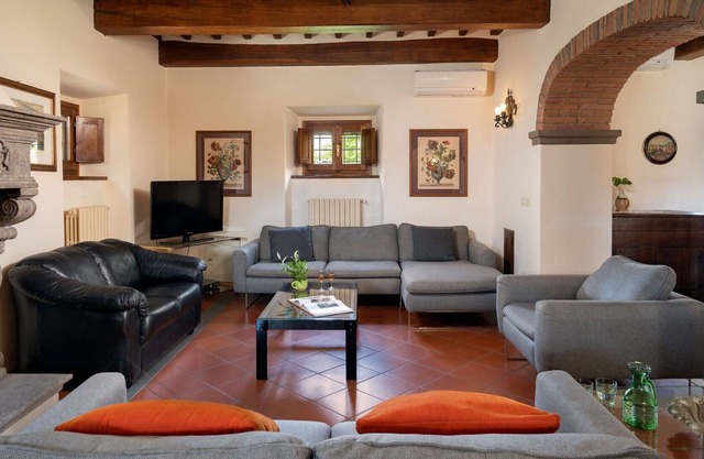 Apartamento con WIFI, piscina, sauna, jacuzzi, A/C, TV, patio, vista panorámica, cerca de Arezzo
